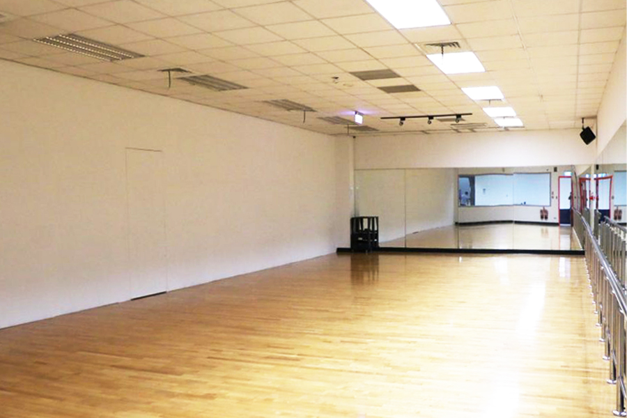舞蹈教室，此組圖有四張照片，內容為舞蹈教室內幾個角度度的圖和舞蹈教室外走廊