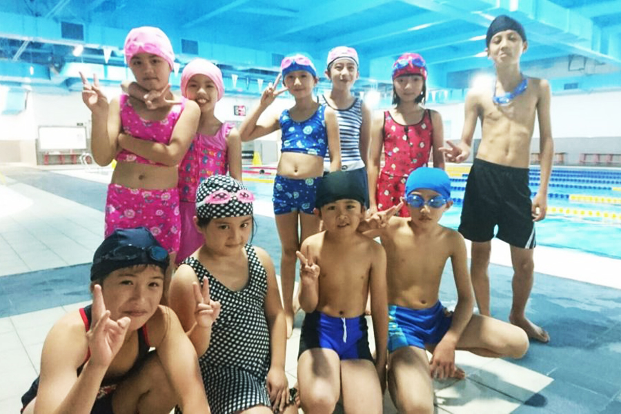 游泳課程，此組圖有四張照片，照片內容為學員集合時，還有一起拍合照，以及在水中訓練的情況