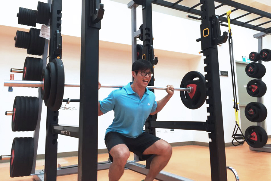 私人體適能課程，此組圖有五張照片，分別呈現深蹲，臥推，trx訓練，以及其他課程學員會學到的動作