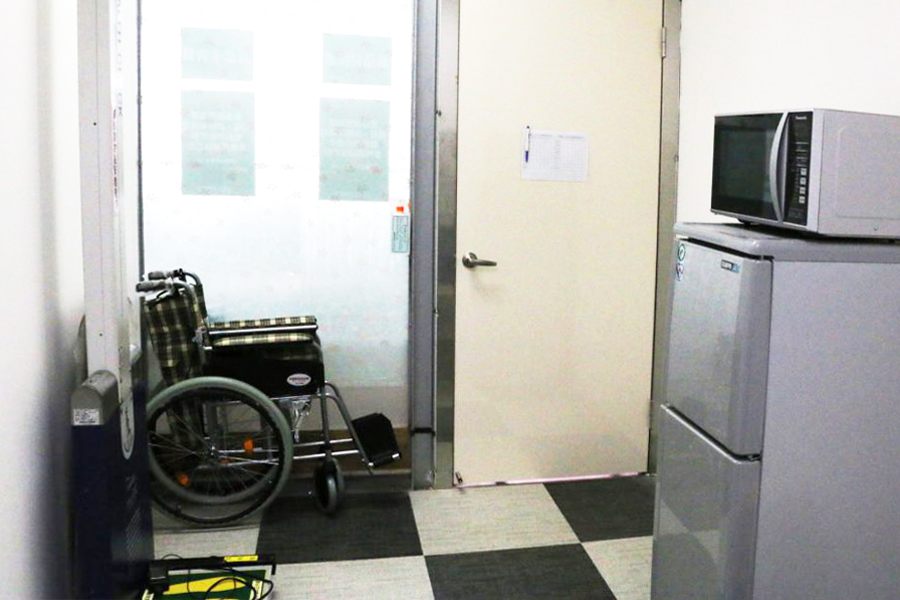 哺(集)乳室，此組圖有二張照片，內容為房間內的空間，有桌椅，冰箱，輪椅和其他設備