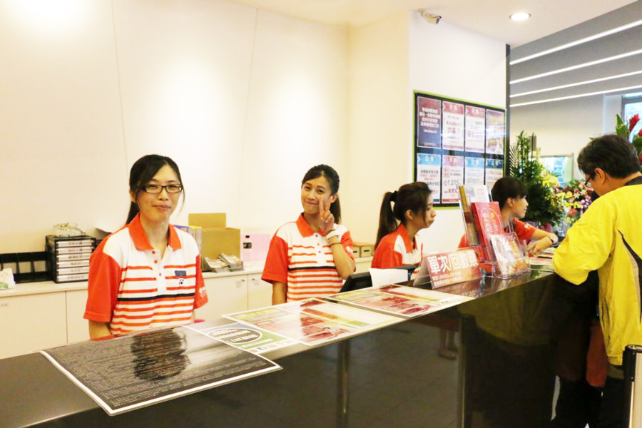 服務售票檯，此組圖有四張照片，內容為櫃檯空間和民眾諮詢時的照片