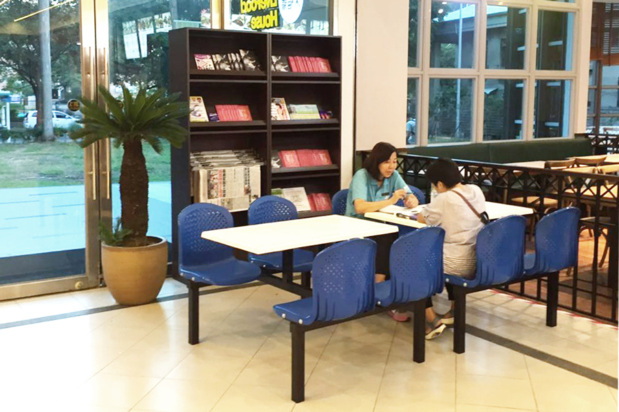 棋藝閱覽室，此組圖有三張照片，內容為報章雜誌放置貴和民眾使用該空間的照片