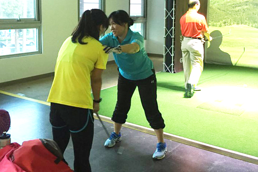 高爾夫球模擬場,此組圖有四張照片,內容為模擬練習場空間,民眾練習和指導學員動作