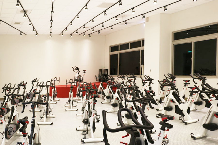 飛輪教室,此組圖有二張照片,內容為器材照還有學員一起上飛輪課的照片