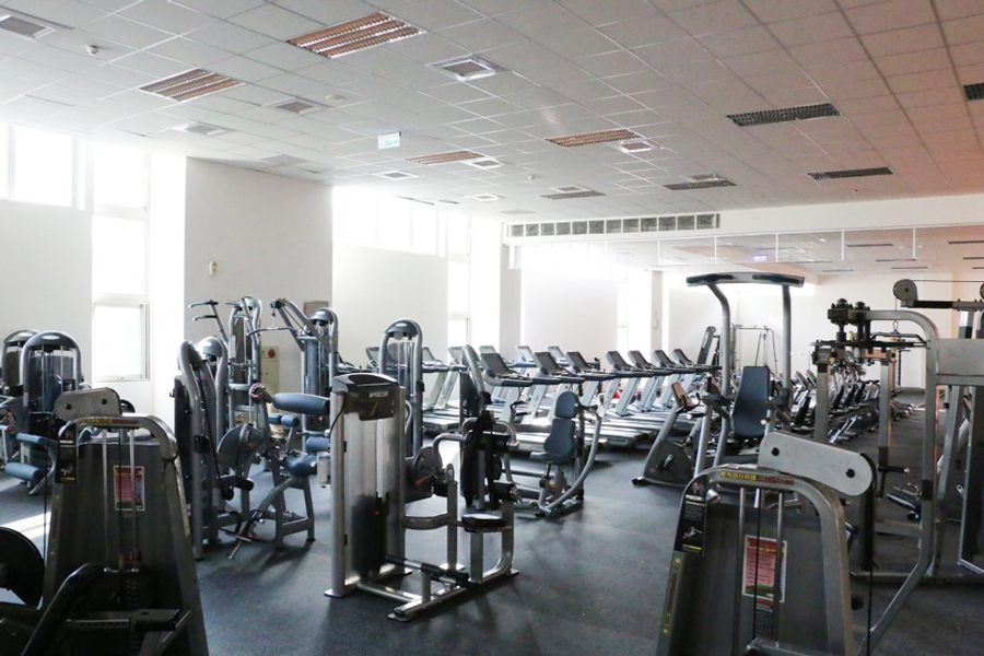 體適能中心，此組圖有二張照片，內容為健身房器材的遠設備和器材