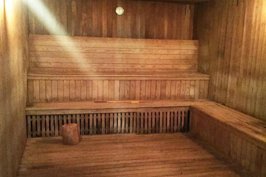 三溫暖區,此組圖有三張照片,照片內容為烤箱內部,烤箱外面以及烤箱和蒸氣室外觀