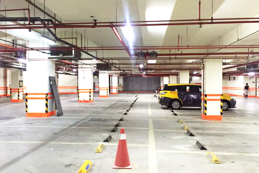 地下停車場，此組圖有四張照片，照片內容為停車場空間，停車場入口還有繳費機